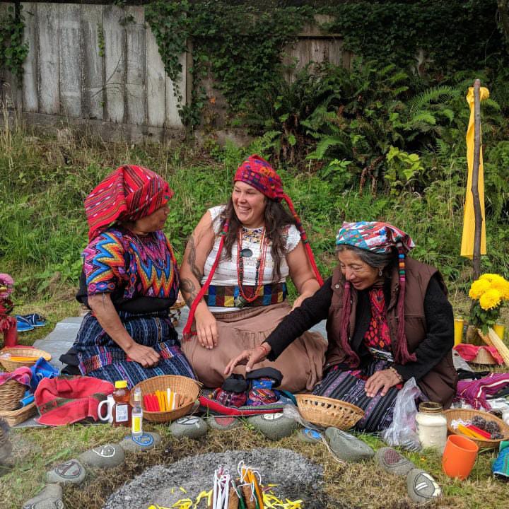 Practicante de medicina ancestral Nana Xochiketzalli trae sus enseñanzas globales